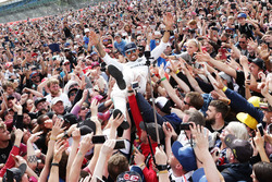 Le vainqueur Lewis Hamilton, Mercedes AMG F1, avec ses fans