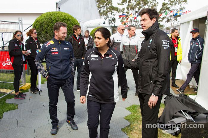 Monisha Kaltenborn, directora del equipo Sauber, Christian Horner, jefe de equipo de carreras de Red Bull y Toto Wolff, Mercedes AMG F1 accionista y Director Ejecutivo