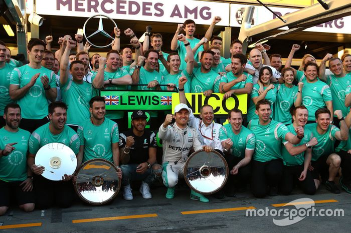 Lewis Hamilton, de Mercedes AMG F1 Team y de Nico Rosberg, de Mercedes AMG F1 Team celebrar con el equipo