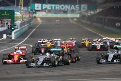 Lewis Hamilton, Mercedes AMG F1, W07 Hybrid, führt nach dem Start