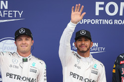 Нико Росберг, Mercedes AMG Petronas F1 W07, и Льюис Хэмилтон, Mercedes AMG F1