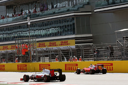 Esteban Gutierrez, Haas F1 Team VF-16 en de gestopte Sebastian Vettel, Ferrari SF16-H