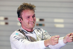 Переможець гонки Ніко Росберг, Mercedes AMG F1, святкує в закритому парку