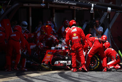 Sebastian Vettel, Ferrari SF16-H beim Boxenstopp