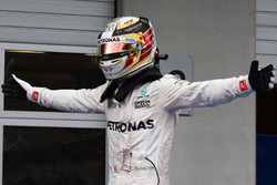 Il vincitore della gara Lewis Hamilton, Mercedes AMG F1 W07 Hybrid festeggia nel parco chiuso