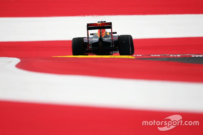 Max Verstappen, Red Bull Racing RB12 se va de ancho