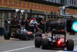 Jenson Button, McLaren MP4-31 y Fernando Alonso, McLaren MP4-31 en el pit lane
