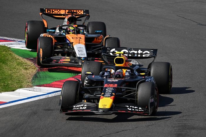 Oscar Piastri, McLaren, Yuki Tsunoda, Red Bull Racing