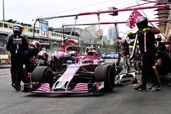 Arrêt au stand pour Esteban Ocon, Force India VJM11
