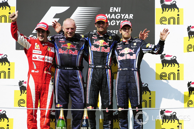 Podium: tweede Fernando Alonso, Ferrari, Darren Nicholls, Red Bull Racing, winnaar Mark Webber, Red Bull Racing, derde Sebastian Vettel, Red Bull Racing