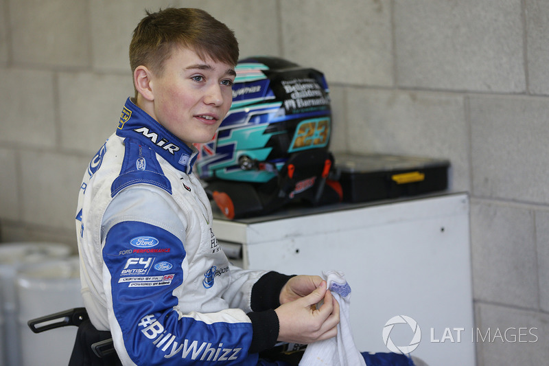 Billy Monger en el coche de carreras, regreso a probar el Carlin MSV Fórmula 3