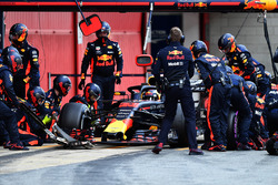 Max Verstappen, Red Bull Racing RB14 pit stop