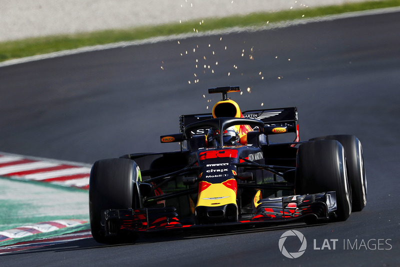 Max Verstappen, Red Bull Racing RB14, strikes up sparks