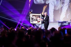 Nelson Piquet reçoit un trophée pour l'ensemble de sa carrière des mains de Gordon Murray, ainsi qu'une photo de Rainer Schlegelmilch présentée par Herbie Blash et sa fille, Julia Piquet