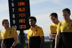 Carlos Sainz Jr., Renault Sport F1 Team walks the track with the team