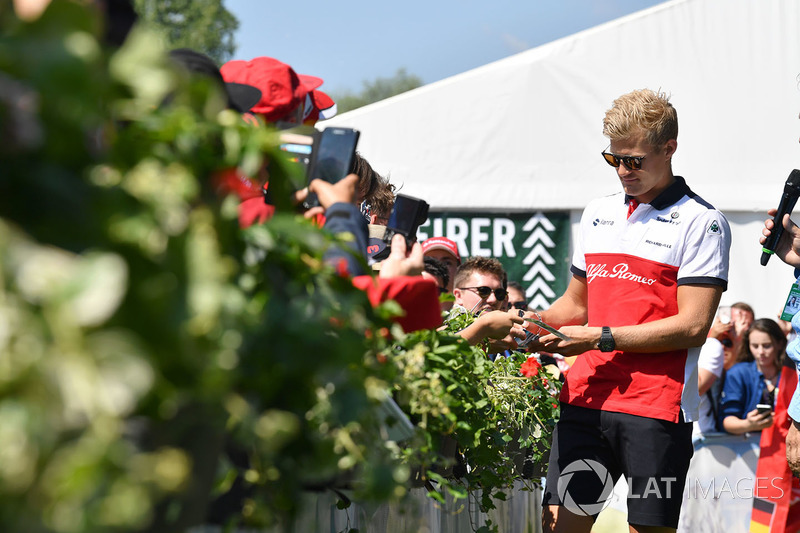 Marcus Ericsson, Sauber signs autographs for the fans