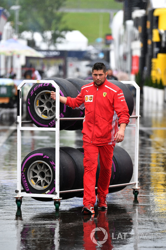 Meccanico Ferrari con delle gomme Pirelli