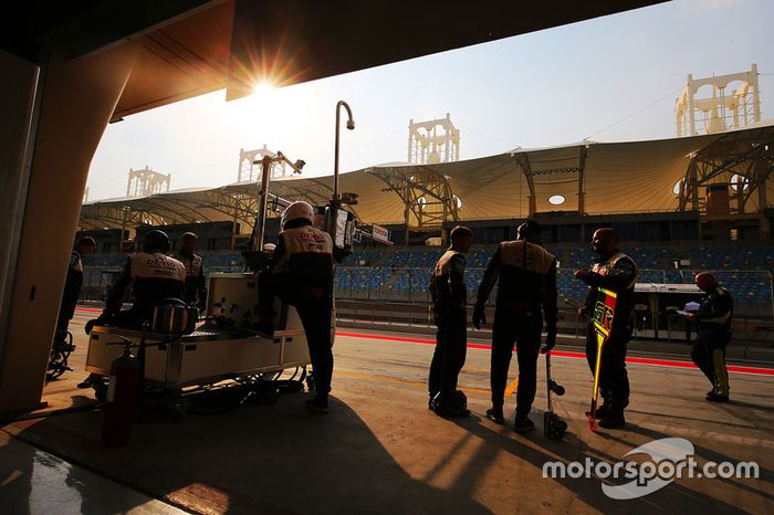 Toyota Gazoo Racing team en pits