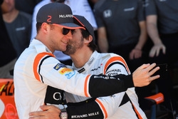 Temporada 2017 - Página 2 F1-brazilian-gp-2017-stoffel-vandoorne-mclaren-and-fernando-alonso-mclaren-selfie-and-kiss