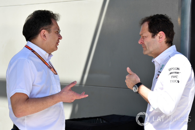 Nicholas Tombazis, jefe de asuntos técnicos monoplazas de la FIA y Aldo Costa, Mercedes AMG F1