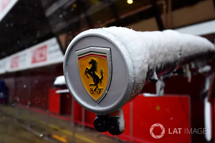 Pitlane del Circuit de Barcelona cubierto de nieve
