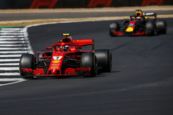 Kimi Raikkonen, Ferrari SF71H, devant Daniel Ricciardo, Red Bull Racing RB14