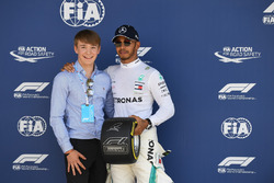 Lewis Hamilton, Mercedes-AMG F1 recibiendo el trofeo Pirelli Pole Position de manos de Billy Monger
