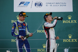 Podium : le deuxième George Russell, ART Grand Prix, le troisième Lando Norris, Carlin