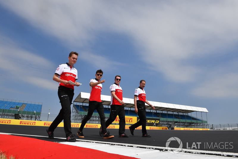 Charles Leclerc, Sauber parcourt la piste à pied