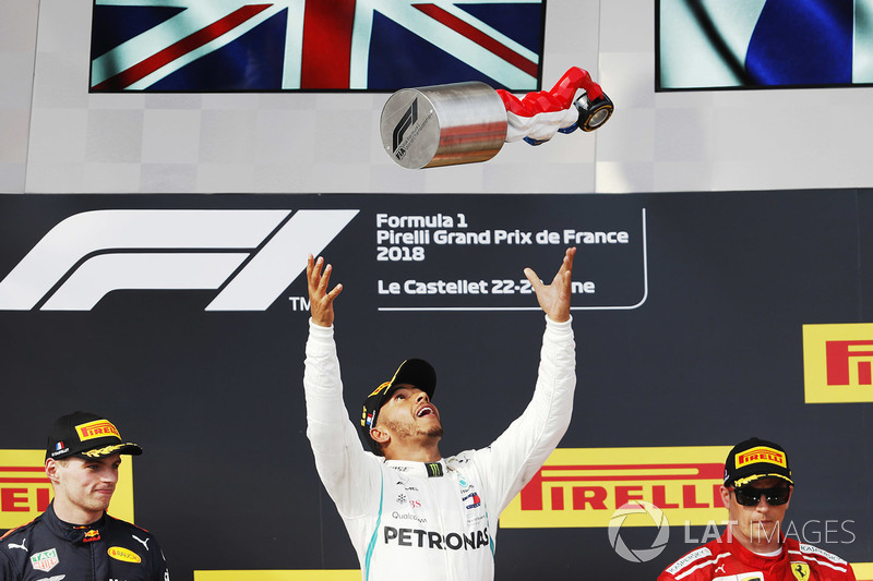 Le vainqueur Lewis Hamilton, Mercedes AMG F1, le deuxième, Max Verstappen, Red Bull Racing, le troisième, Kimi Raikkonen, Ferrari, sur le podium