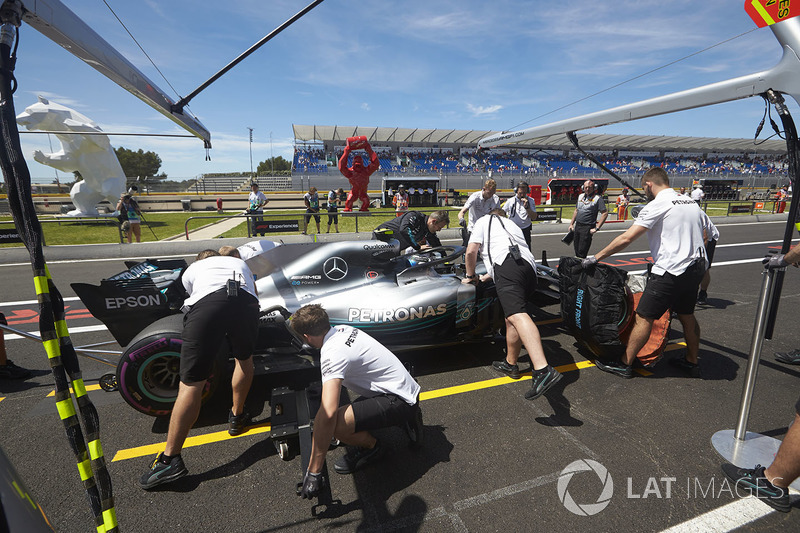 Engineers work on Valtteri Bottas, Mercedes AMG F1 W09, in the pit lane