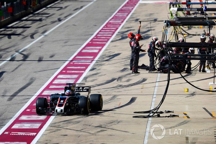 Romain Grosjean, Haas F1 Team VF-17, sale de pit box