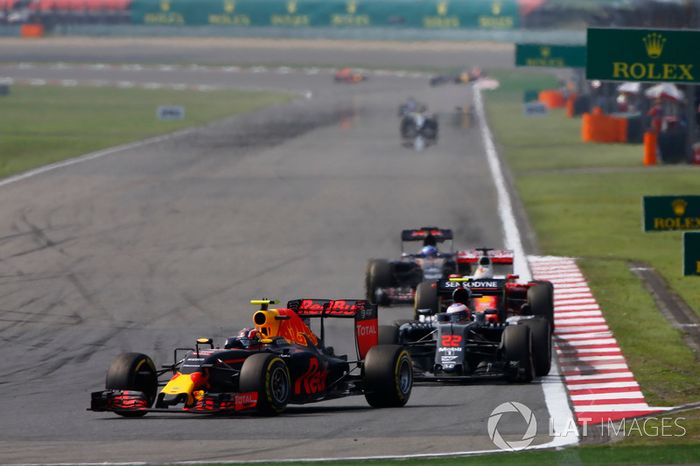 Daniil Kvyat, Red Bull Racing RB12, Jenson Button, McLaren MP4-31, Sebastian Vettel, Ferrari SF16-H