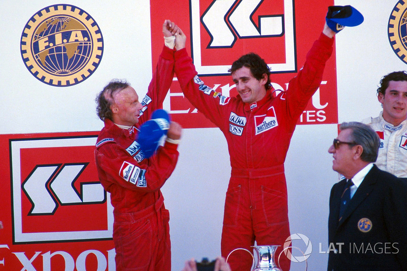 Podio: ganador de la carrera Alain Prost, segundo lugar Niki Lauda, tercer lugar Ayrton Senna