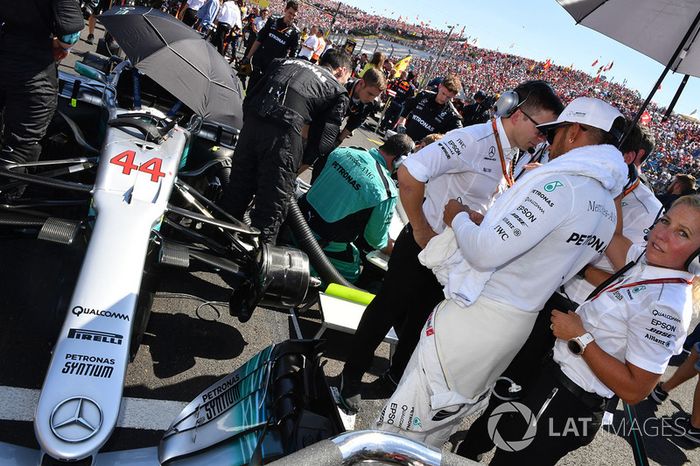 Lewis Hamilton, Mercedes-Benz F1 W08 Hybrid en la parrilla