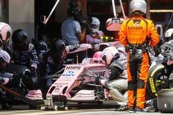 Esteban Ocon, Sahara Force India F1 VJM10, pitstop actie