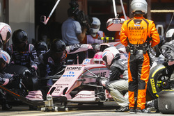 Temporada 2017 F1-spanish-gp-2017-esteban-ocon-sahara-force-india-f1-vjm10-pit-stop-action