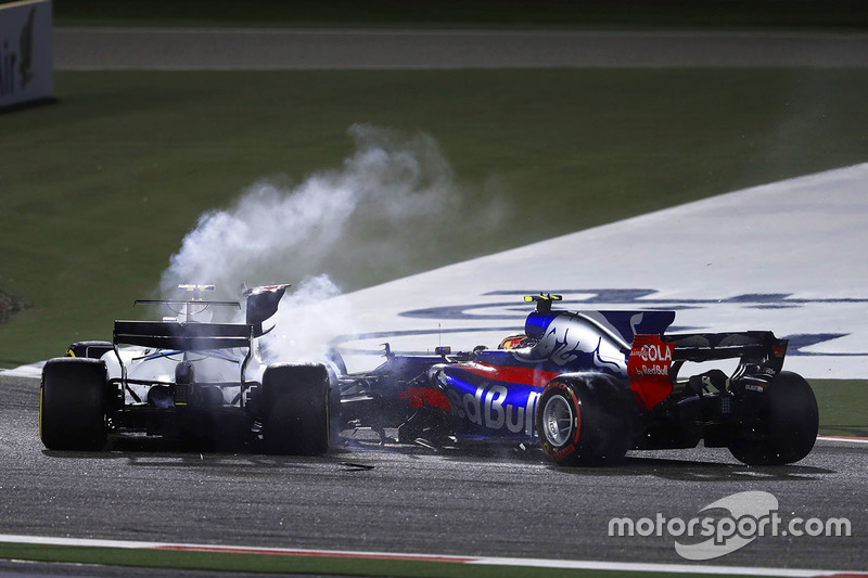 Carlos Sainz Jr., Scuderia Toro Rosso STR12, collides with Lance Stroll, Williams FW40