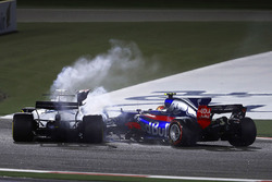Carlos Sainz Jr., Scuderia Toro Rosso STR12, collides with Lance Stroll, Williams FW40