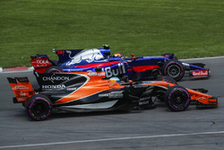 Fernando Alonso, McLaren MCL32 et Carlos Sainz Jr., Scuderia Toro Rosso STR12