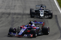 Carlos Sainz Jr., Scuderia Toro Rosso STR12, Romain Grosjean, Haas F1 Team VF-17