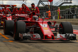 Kimi Raikkonen, Ferrari SF70H makes a pitstop