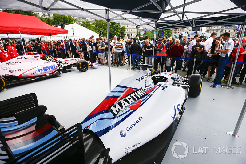 El Williams FW40 en el stand de los equipos