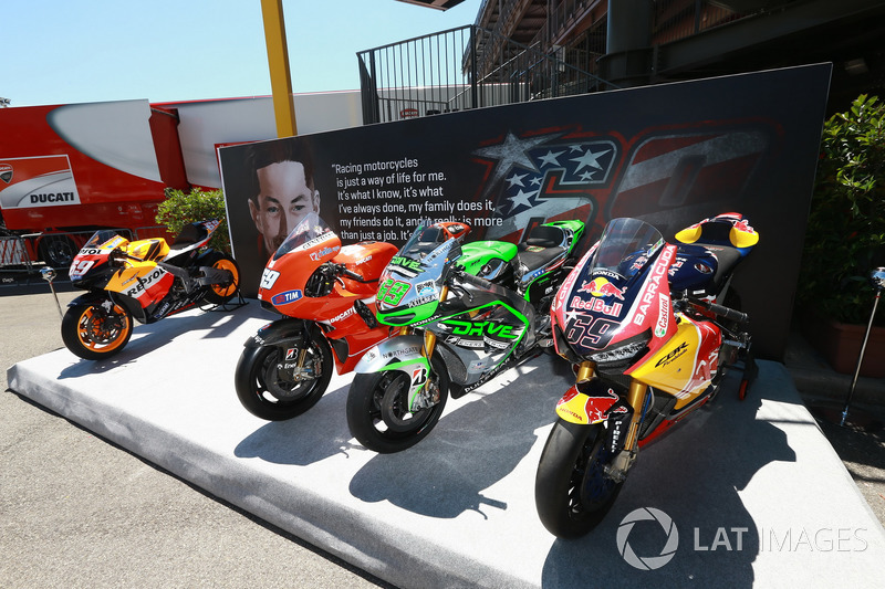 Nicky Hayden tribute with all bikes