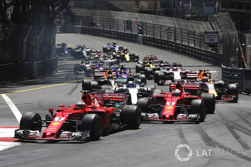 Kimi Räikkönen, Ferrari SF70H; Sebastian Vettel, Ferrari SF70H; Valtteri Bottas, Mercedes AMG F1 W08