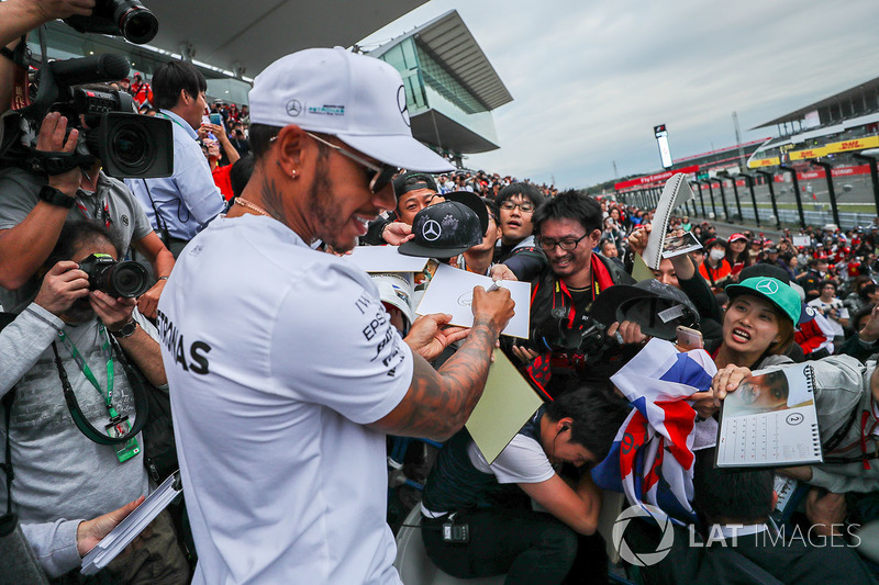 Lewis Hamilton, Mercedes AMG F1 signs autographs for the fans