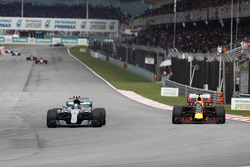 Valtteri Bottas, Mercedes AMG F1 W08, en lutte avec Daniel Ricciardo, Red Bull Racing RB13
