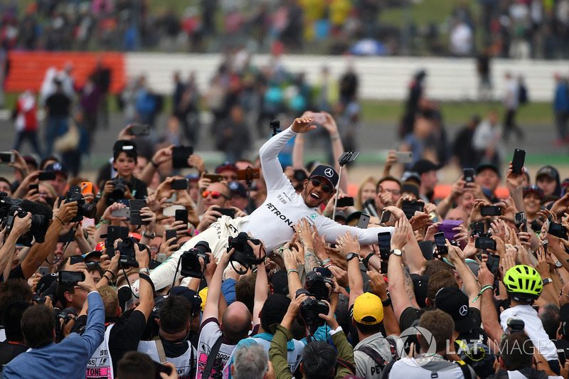 Crowdsurfing: 1. Lewis Hamilton, Mercedes AMG F1, mit Fans