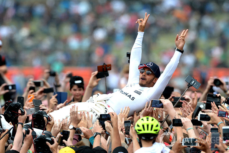 Il vincitore della gara Lewis Hamilton, Mercedes AMG F1 festeggia con i fan nel parco chiuso facendo surf sulla folla