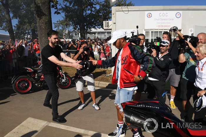 Lewis Hamilton, Mercedes AMG F1 llega al circuito en su moto